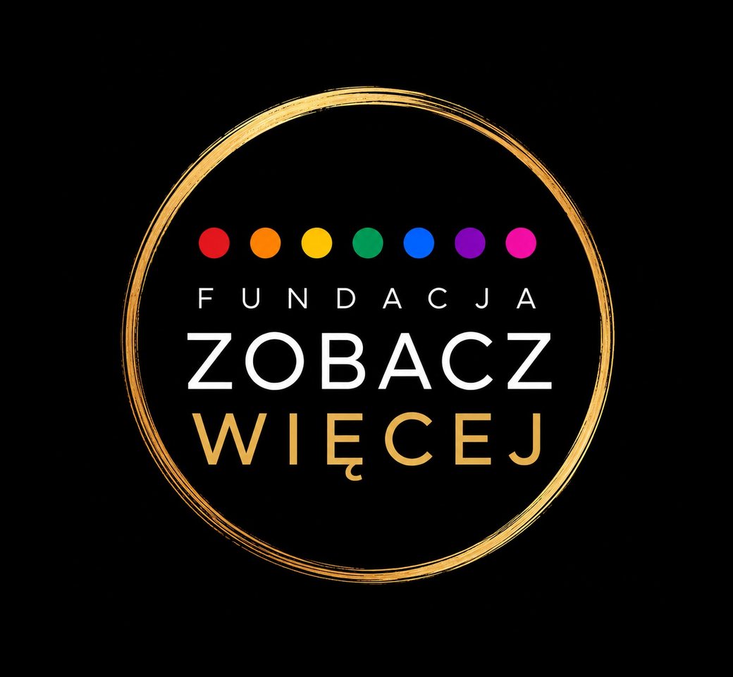 Logo Fundacji Zobacz Więcej — złoty okrąg, rząd kolorowych kropek i napis Fundacja Zobacz Więcej na czarnym tle